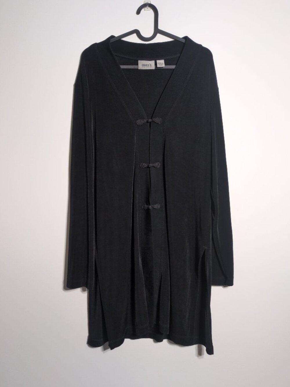 Chicos Travelers Size 2 Large Black Long Cardigan Slinky Knot Buttons Witchy